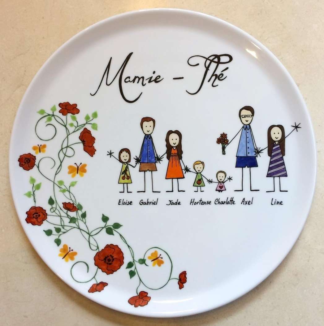 Plat à tarte en porcelaine personnalisé dans un style naïf par une famille et une frise de coquelicots.